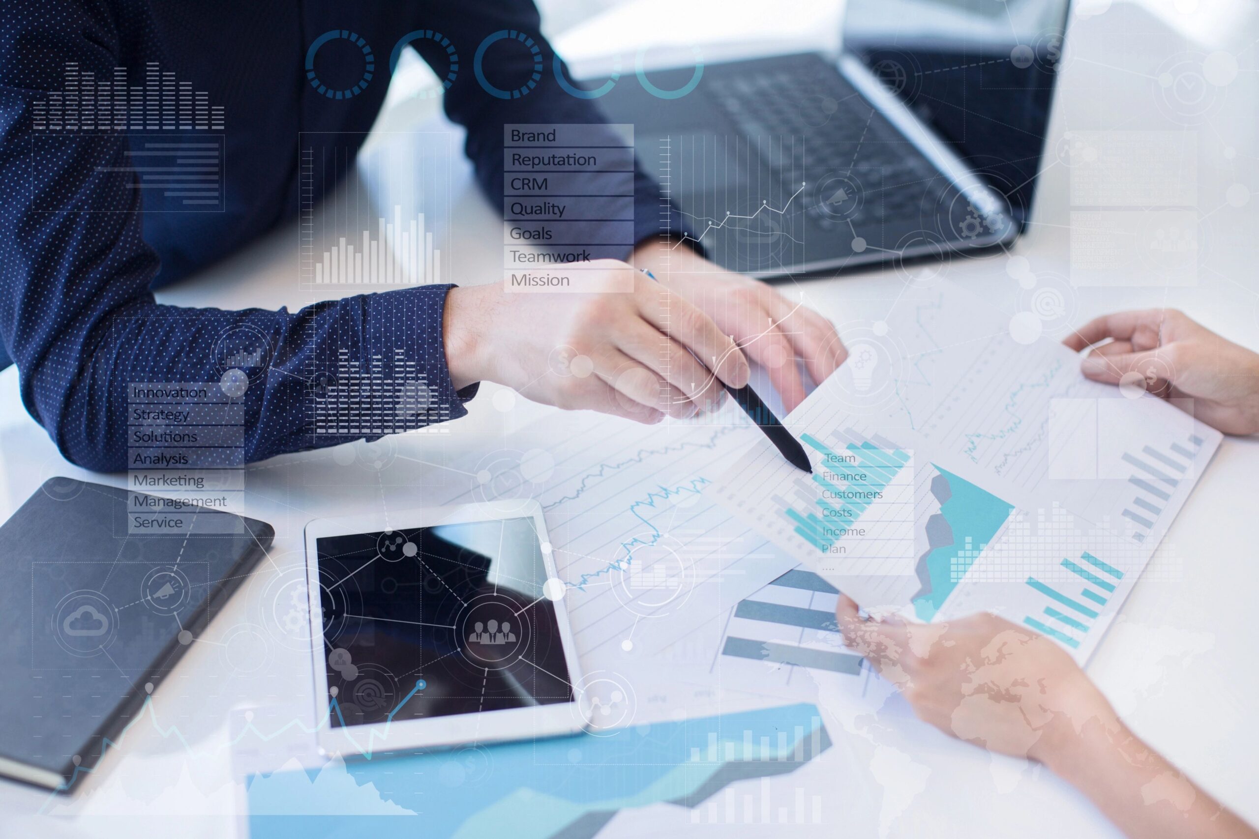 Auswertung von Berichten und Analysen für ein Unternehmen