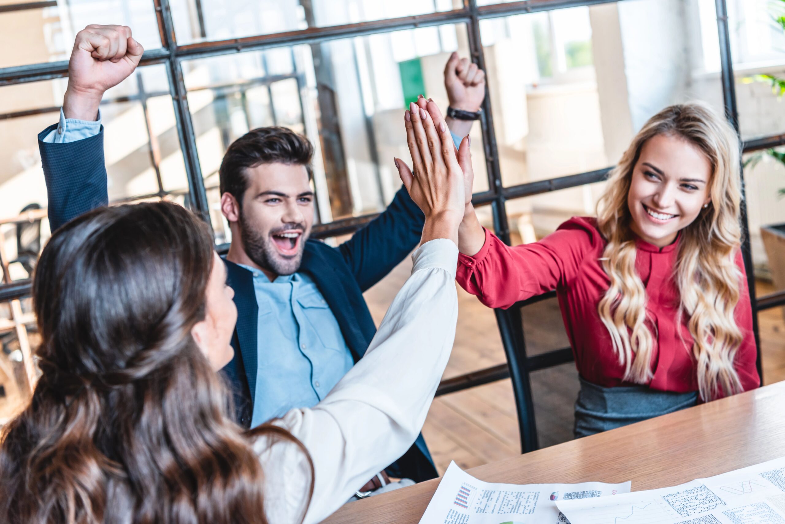 Meeting mit 2 Geschäftsdamen in einem Büro